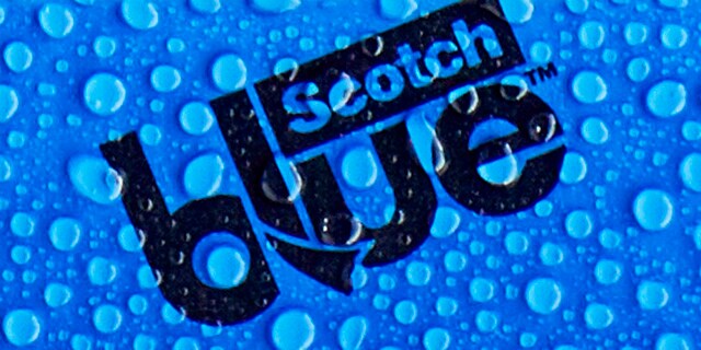 Logo ScotchBlue(MC) couvert de gouttes d’eau.
